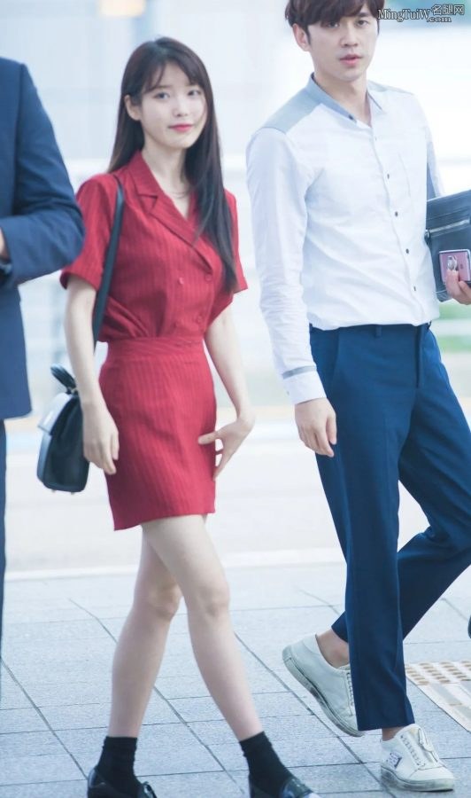 李知恩纤细美腿柔顺长发外出被拍(16/18)