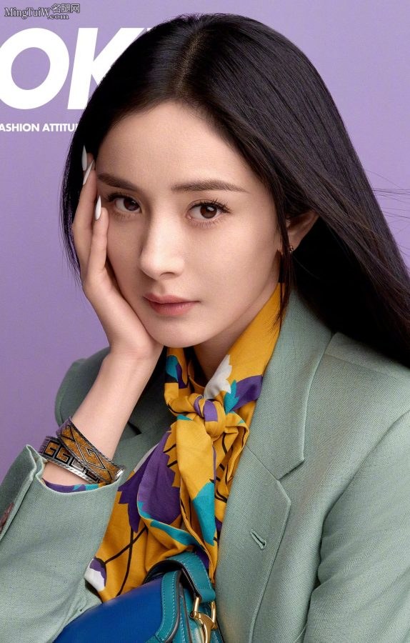 《精彩OK》杂志杨幂幂黑衣黑丝照加喜庆红裙露脚(7/7)