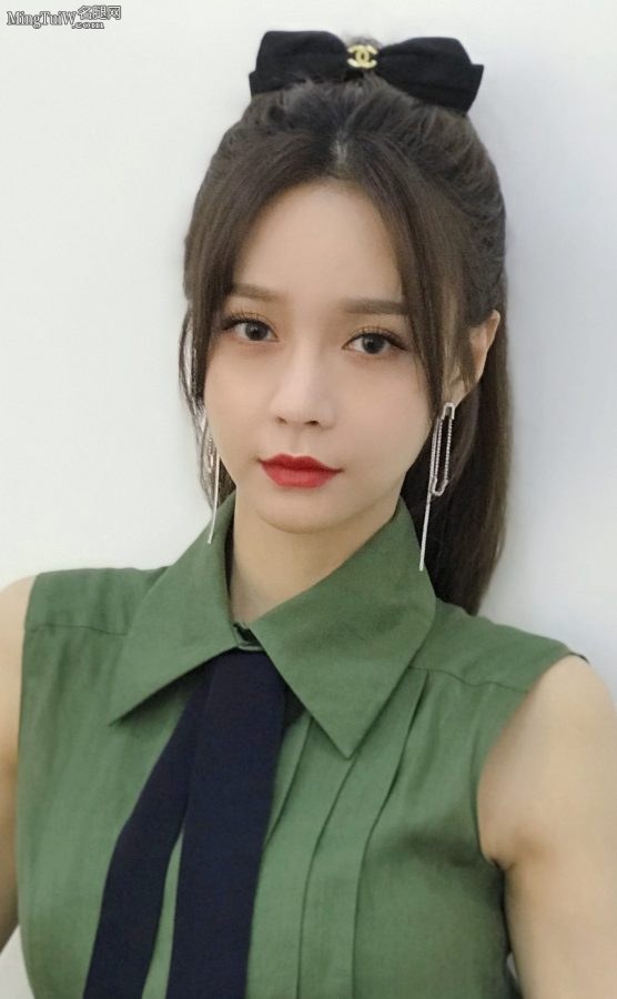 美女主持沈梦辰大长腿交叉坐姿(4/5)