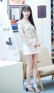 大长腿韩国妹子李知恩穿超短裙凉高跟上线（第1张/共37张）