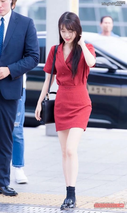 李知恩纤细美腿柔顺长发外出被拍(6/18)