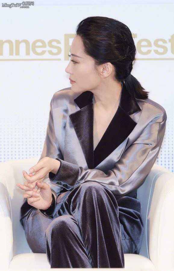 气质美女许晴穿修身套装夹腿坐姿(5/7)