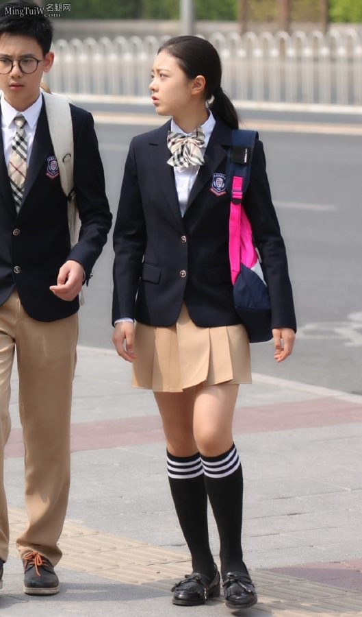 《我的体育老师》赵今麦学生制服剧照(1/2)