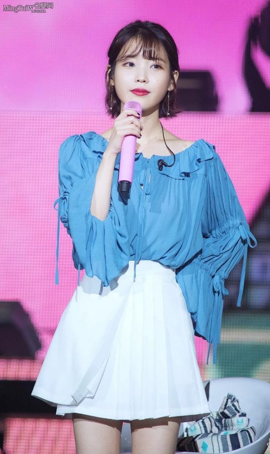 IU(李知恩)气质清纯玉腿洁白，玉手紧握粉色话筒献唱(12/20)