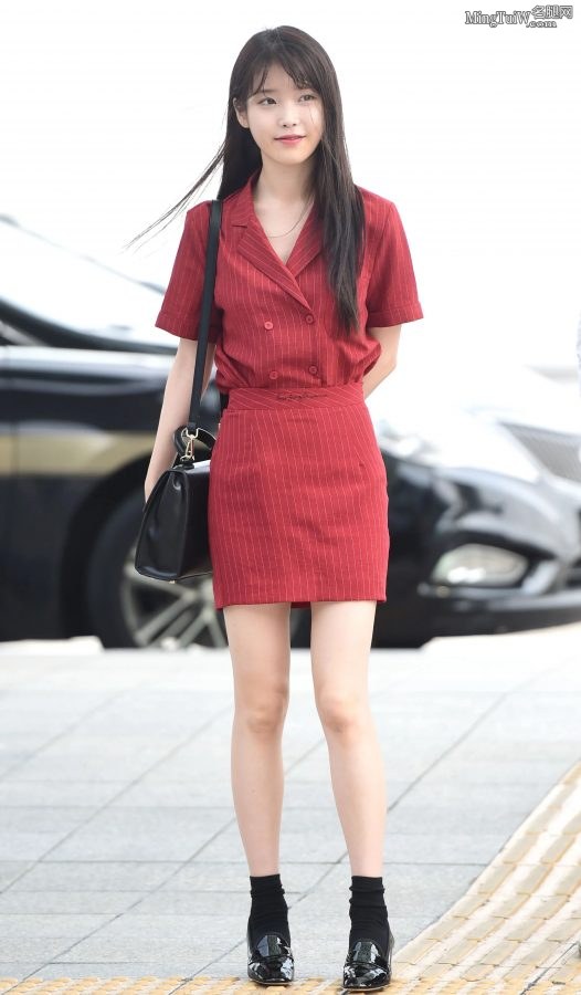 李知恩纤细美腿柔顺长发外出被拍(3/18)