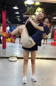 女演员谭卓和女拳击运动员刘畅共秀短裤白腿