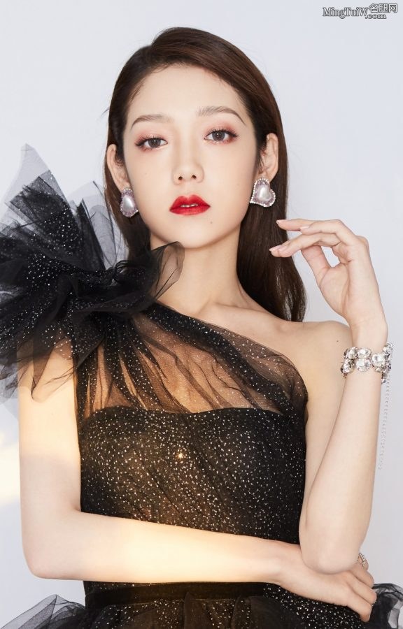 红唇妩媚希林娜依·高穿黑纱群露美腿在《我们的歌》节目表演(6/8)