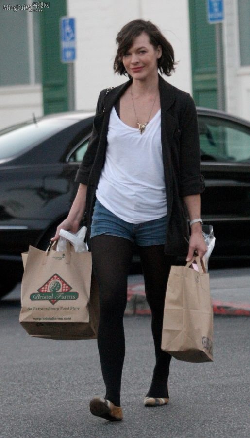 《生化危机》女主Milla Jovovich穿黑丝袜外出购物（第3张/共7张）