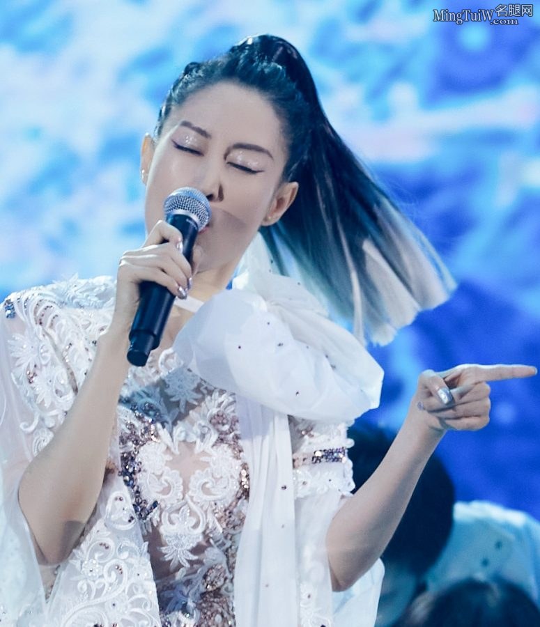 Eldest sister Liu Mintao wore waterproof platform shoes and high heels for a live performance, cool and stylish(2/2)
