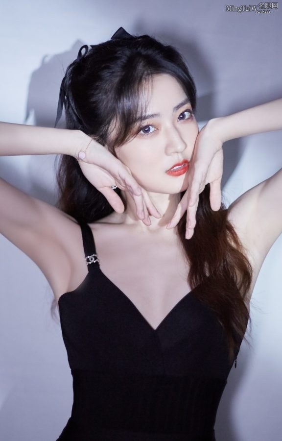 女星徐璐穿低胸小黑裙美腿修长(5/8)