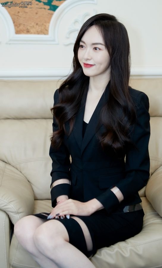 Tall beauty Tang Yan, with slender legs and beautiful feet, is considered top-notch among female celebrities.(7/9)
