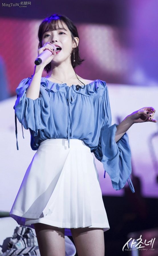 IU(李知恩)气质清纯玉腿洁白，玉手紧握粉色话筒献唱(18/20)