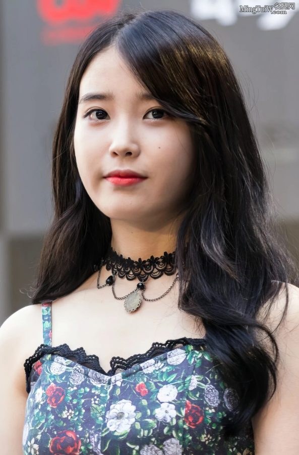 IU李知恩超短裙美腿高跟少女感满满(8/11)