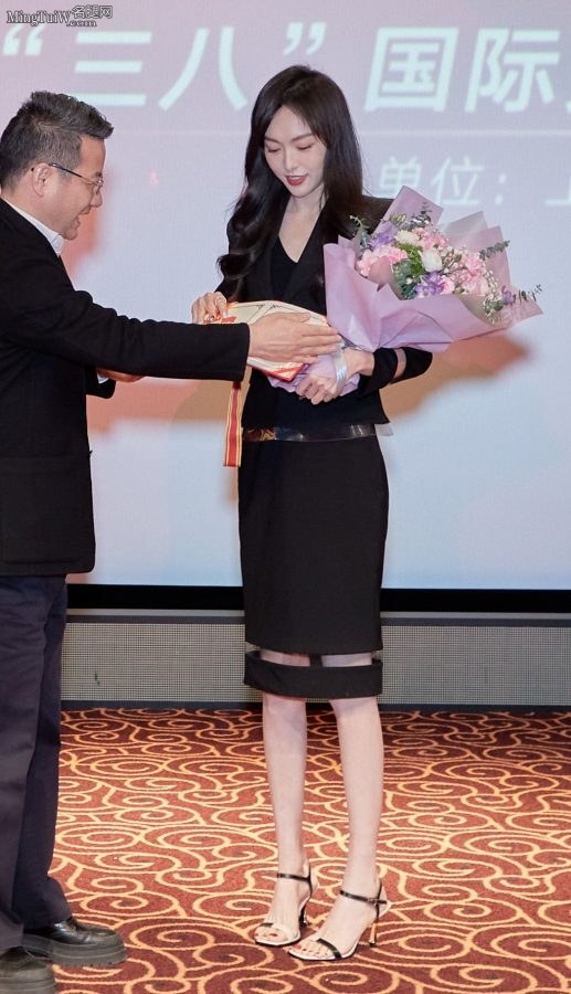 高挑美女唐嫣细腿美足在女明星里算顶级了(8/9)