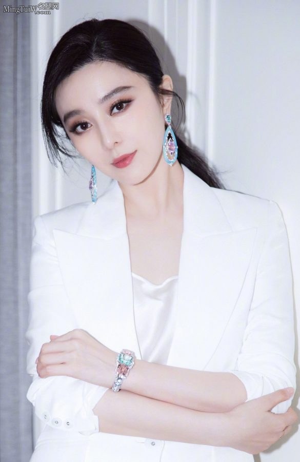 范冰冰美脸玉手，白西服套装太有范儿(1/8)