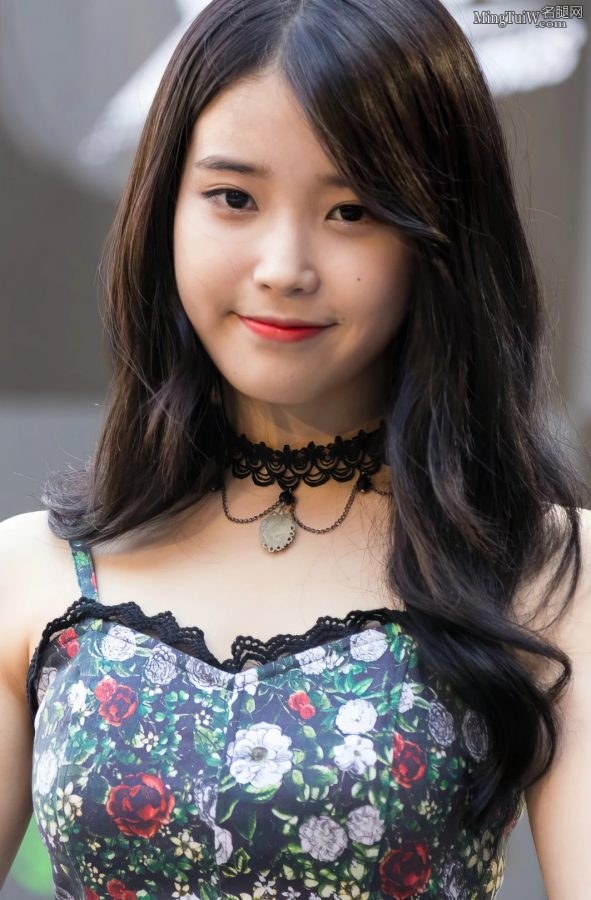 IU李知恩超短裙美腿高跟少女感满满(9/11)
