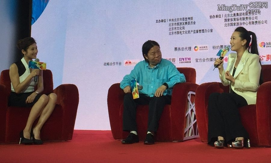 主持人春妮美腿高跟采访李丹阳(1/3)