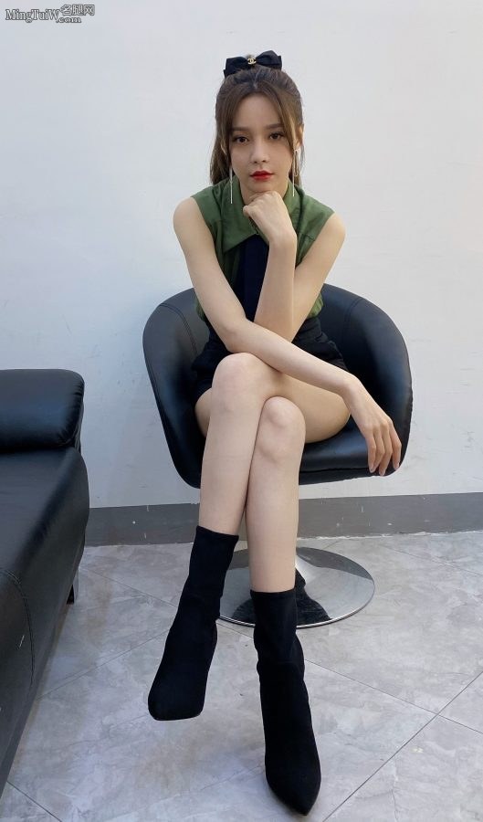 美女主持沈梦辰大长腿交叉坐姿(1/5)