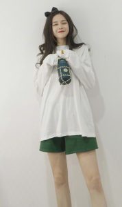 沈梦辰白皙大腿蹲在地上扮纯美