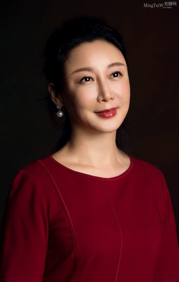 华远房地产销售公司总经理胡碧珅的丝袜腿(2/2)