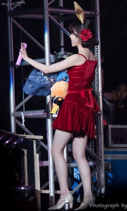 韩国美女歌手李知恩美腿高跟演唱会（第13张/共61张）
