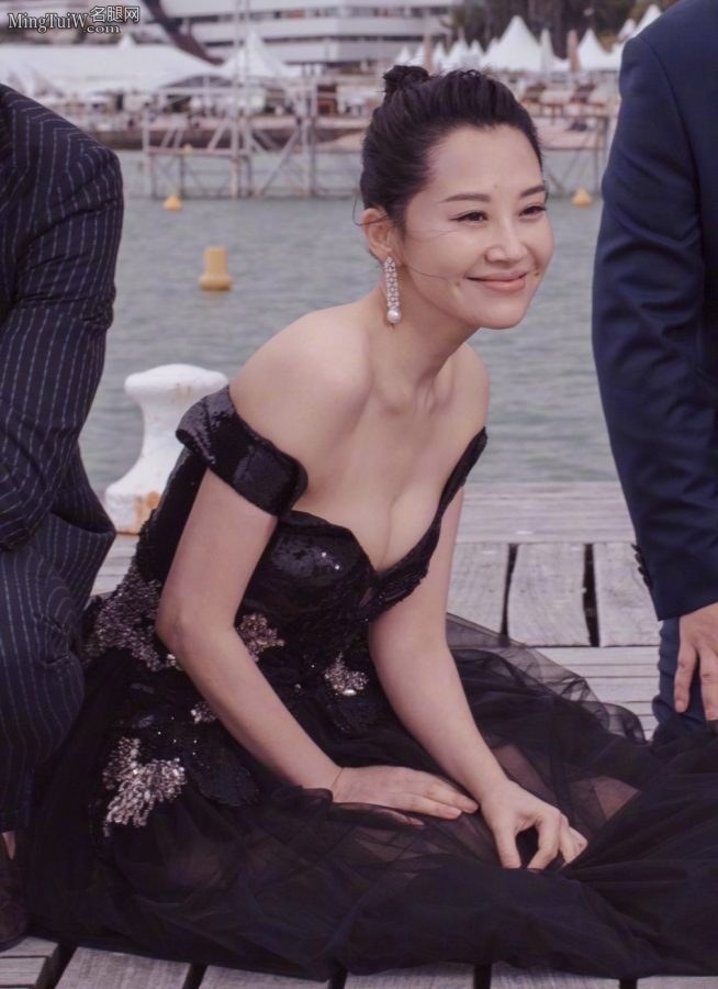 许晴低胸长裙亮相戛纳以后就叫你有容(9/9)
