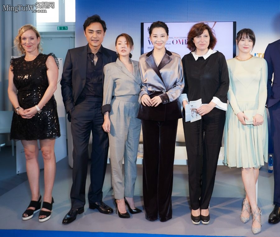气质美女许晴穿修身套装夹腿坐姿(7/7)