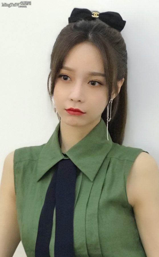 美女主持沈梦辰大长腿交叉坐姿(5/5)