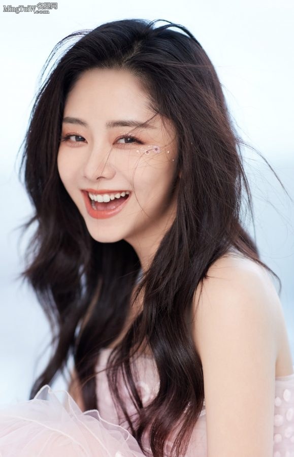 仙气十足的美妹子谭松韵穿薄纱长裙抬起细高跟脚(4/7)