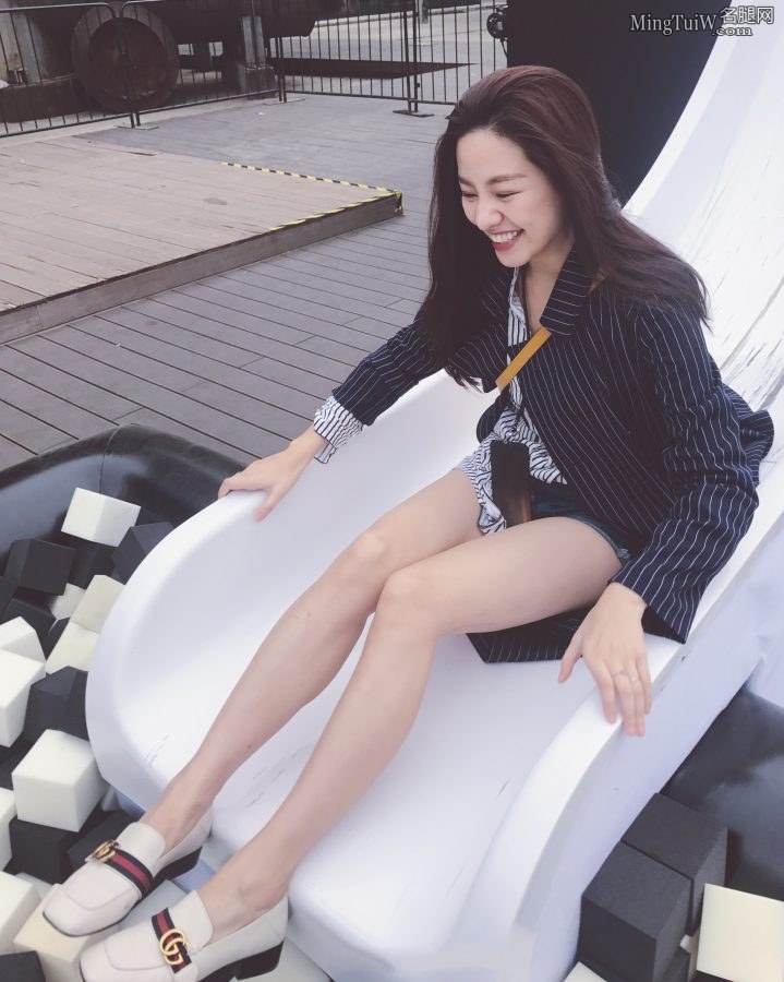 乐纯酸奶女老板艾琳的完美长腿(1/1)