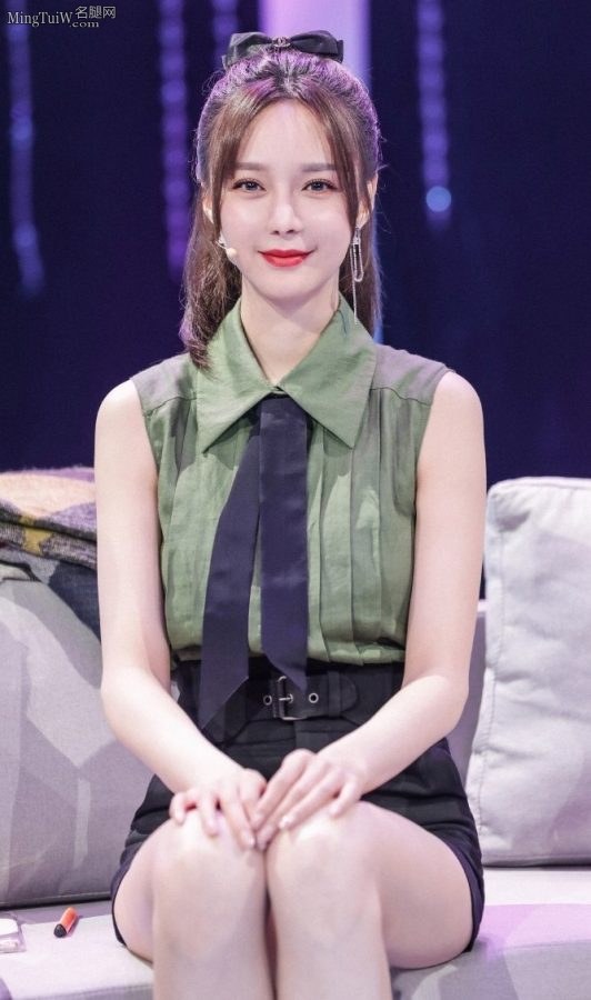 美女主持沈梦辰大长腿交叉坐姿(3/5)