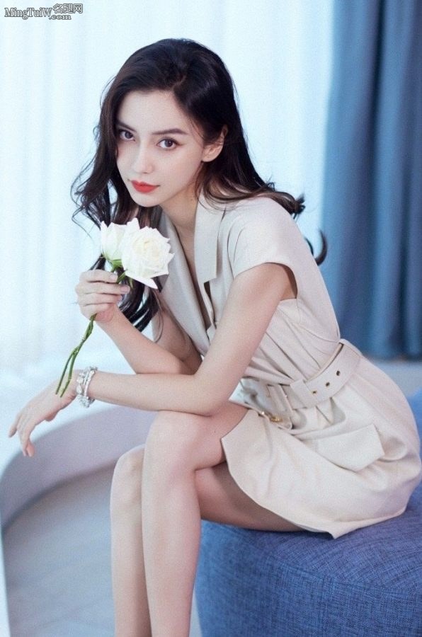 大美人Angelababy波浪长发纤细美腿夹的真好(2/6)