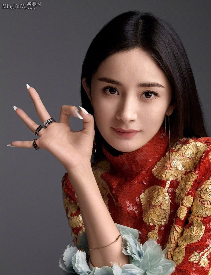 《精彩OK》杂志杨幂幂黑衣黑丝照加喜庆红裙露脚(4/7)