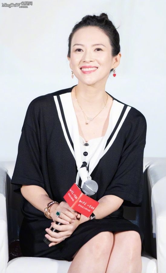 Zhang Ziyi showed off her smooth legs with confidence(3/7)