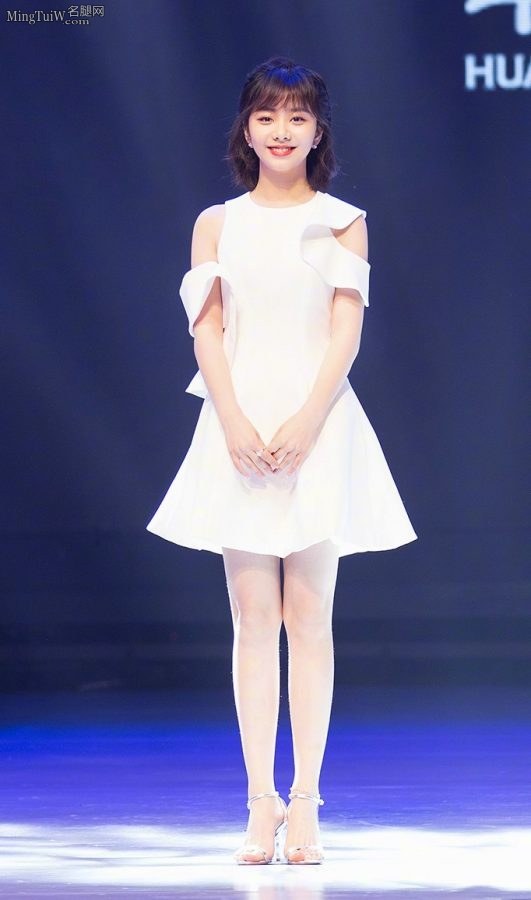 Tan Songyun's slender legs won another award(1/3)