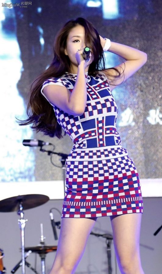 孙敬媛细长嫩腿美女当起了车模(10/12)