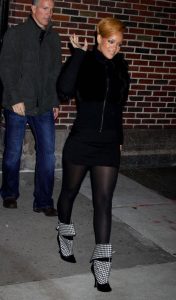 女歌手蕾哈娜丰满的美腿穿黑丝外出
