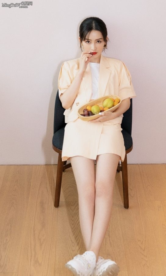 清淡优雅的美女李沁玉腿又白又直(1/5)