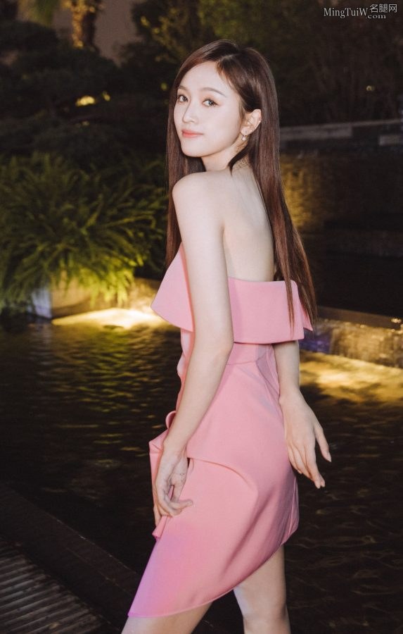 吴宣仪身穿粉色抹胸短裙清凉露美背和玉腿(2/5)