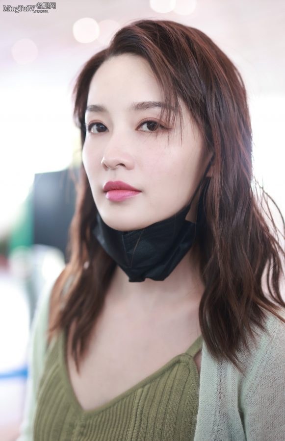 可爱气质李沁戴口罩美腿白皙机场照(5/5)