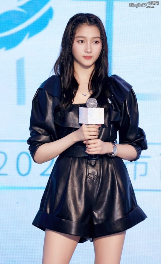 黑色系美少女关晓彤顺滑的美腿(3/6)