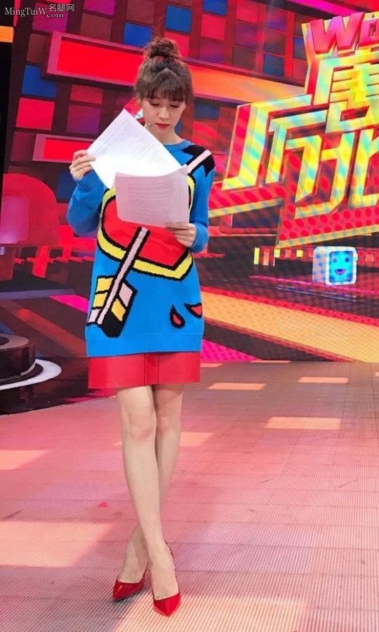 悦悦刘洪悦录制节目高跟长腿侧拍(3/4)
