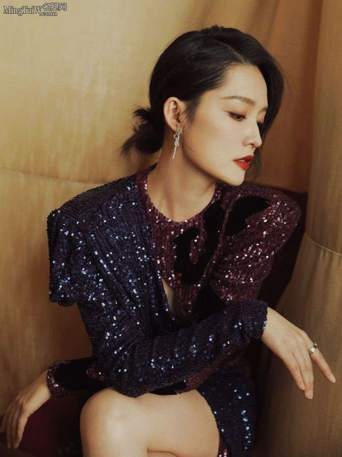 李沁一袭高雅修身礼服露出光滑紧致的美背（第4张/共9张）