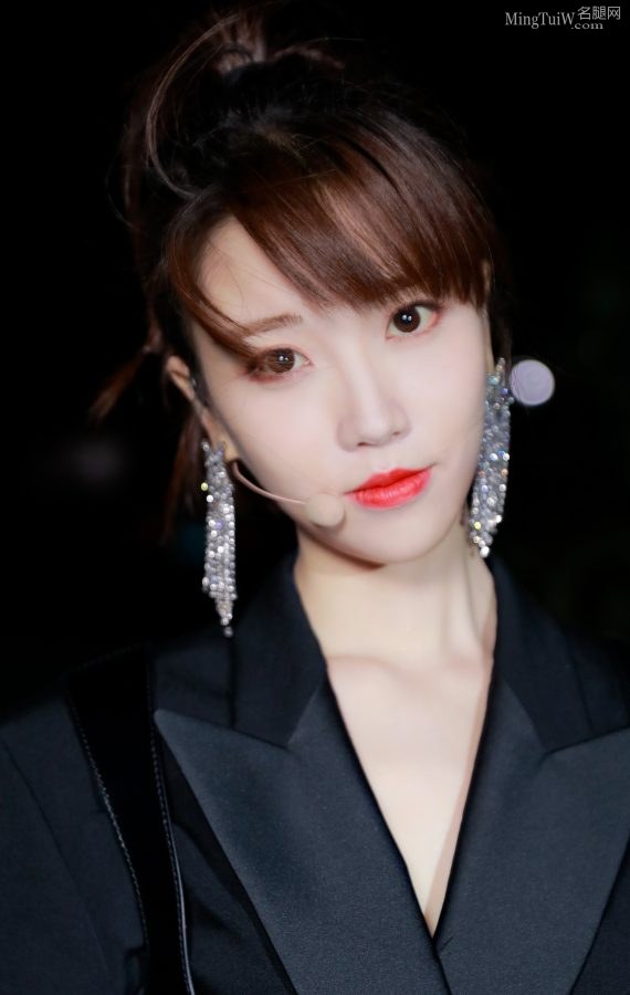 甜酷美少女张纯烨纤细美腿绑带(9/9)