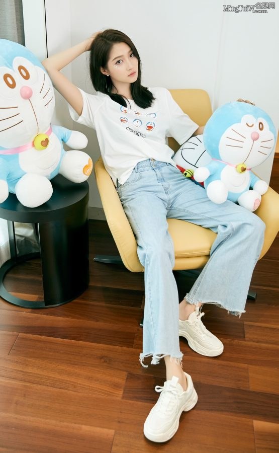 哆啦A梦主题关晓彤纤细少女腿(4/5)