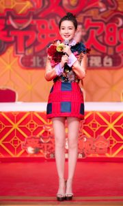 李沁超短喜庆花裙修长美腿严重吸睛（第5张/共8张）