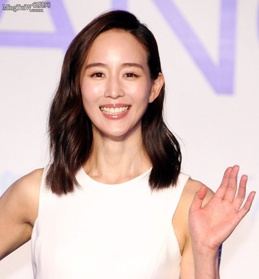 女明星张钧甯白裙白高跟优雅现身FANCL记者会(15/15)