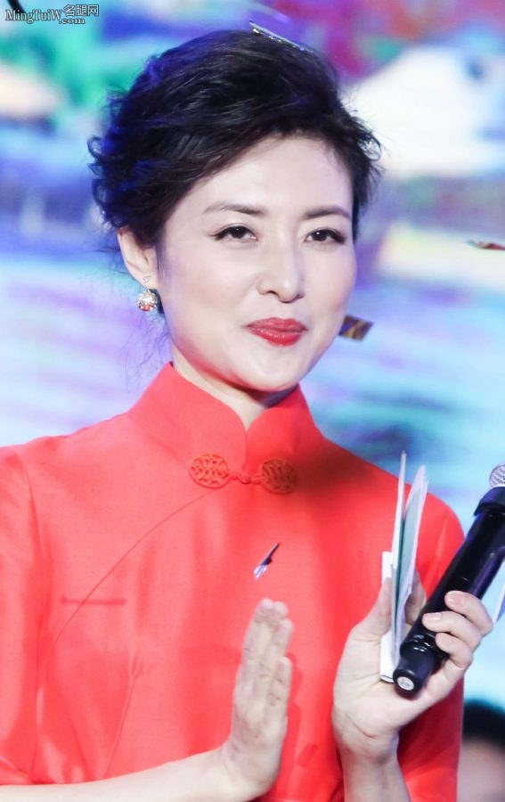 女主持人周涛身穿红色开衩裙玉脚踩精致凉高跟(14/14)