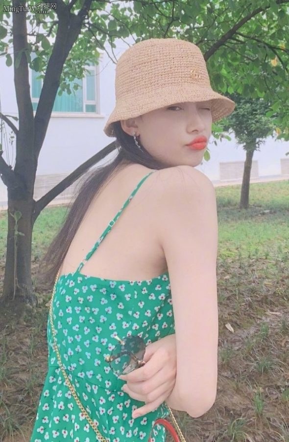 手机拍孙怡白皙的细腿，炎炎夏日给你带来清凉感受(2/3)