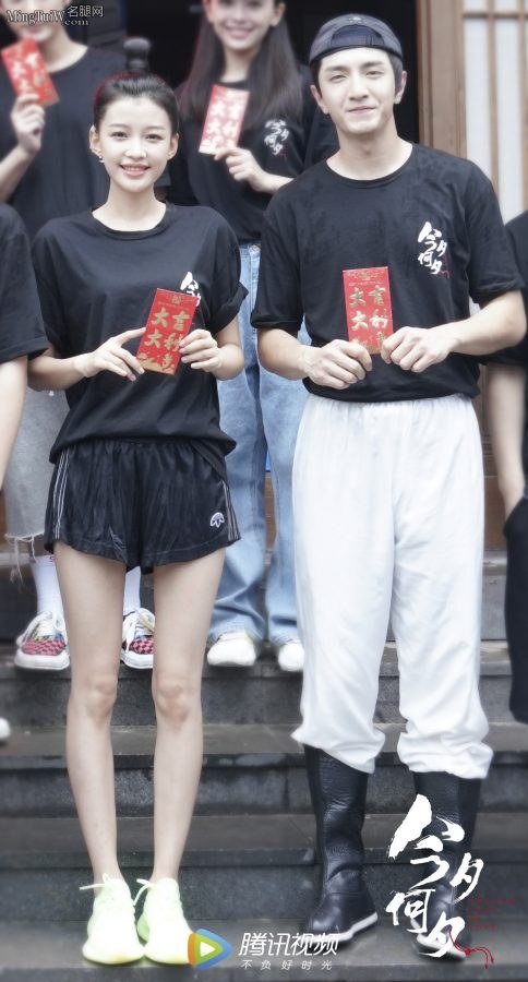 可爱妹子孙怡白皙细长的美腿(1/2)